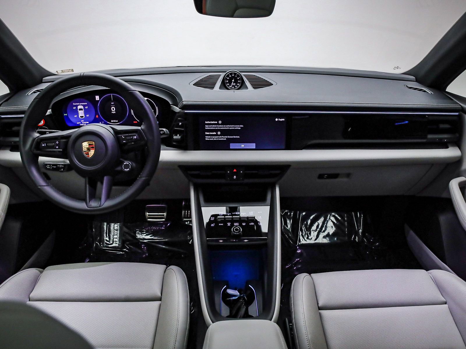 Certified 2025 Porsche Macan 4S Electric AWD/4WD image 13