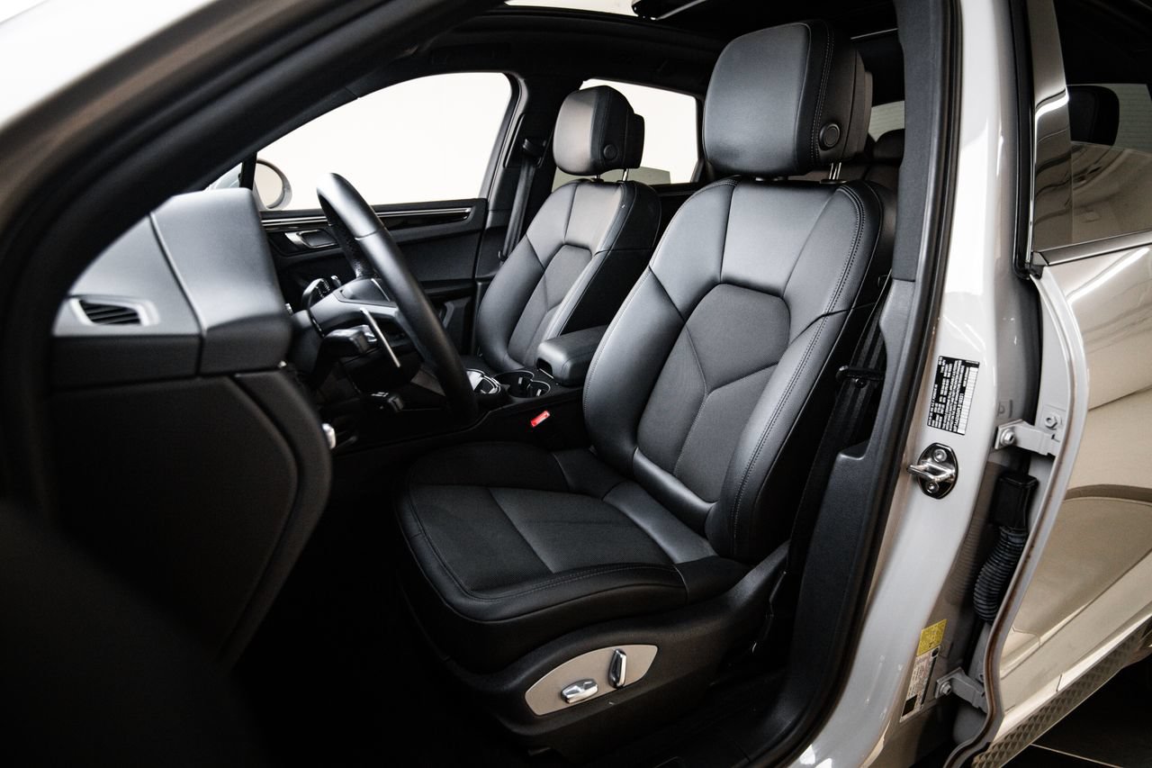 Certified 2023 Porsche Macan AWD/4WD image 5