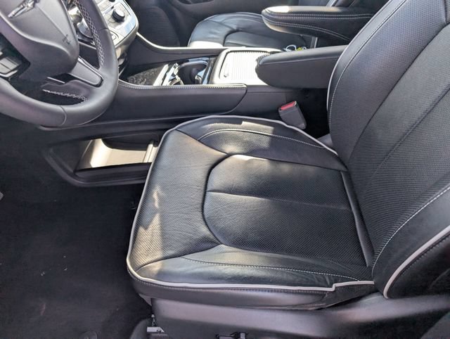 Used 2023 Chrysler Pacifica Limited w/ Uconnect Theater Family Group AWD/4WD image 17