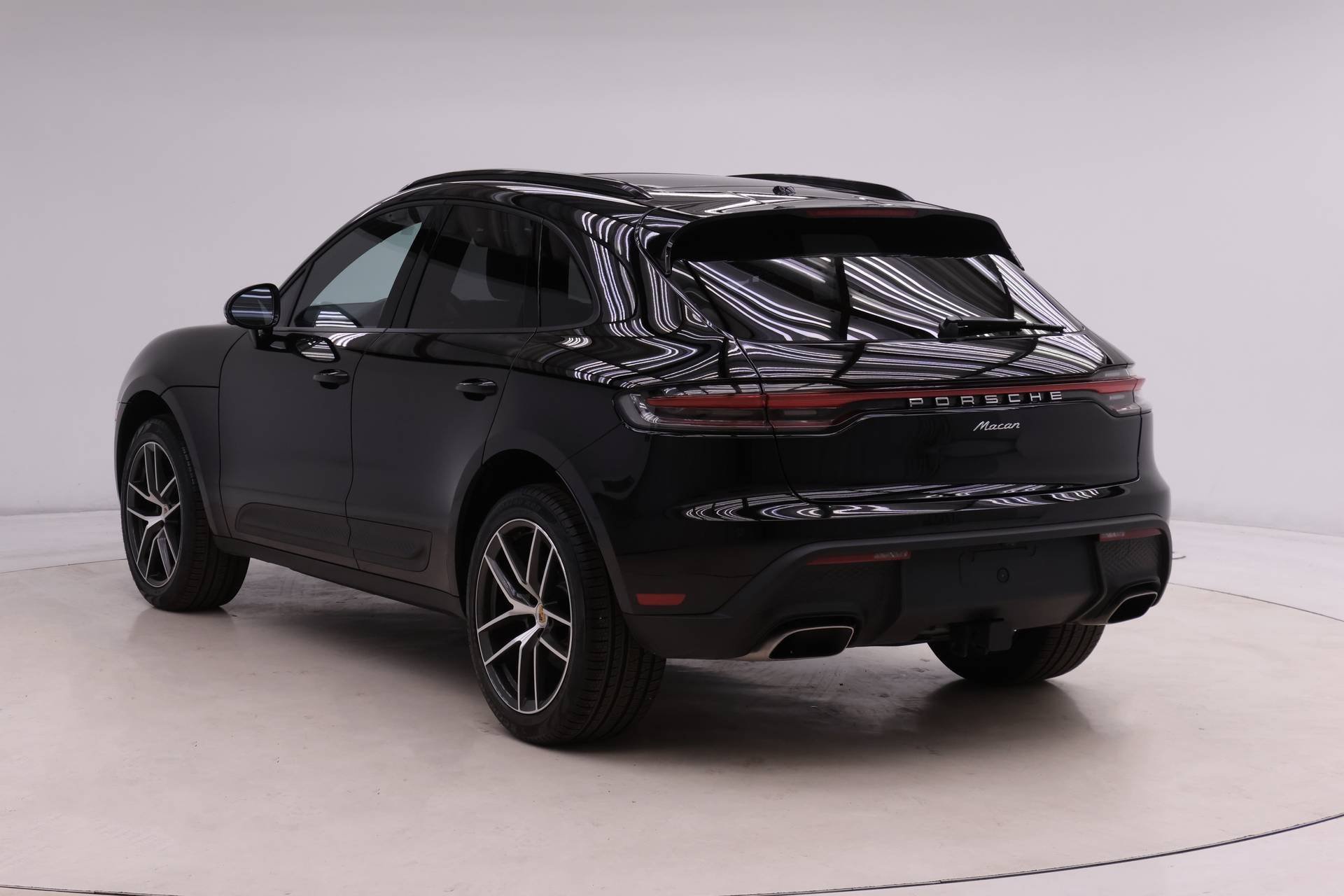Used 2025 Porsche Macan image 3