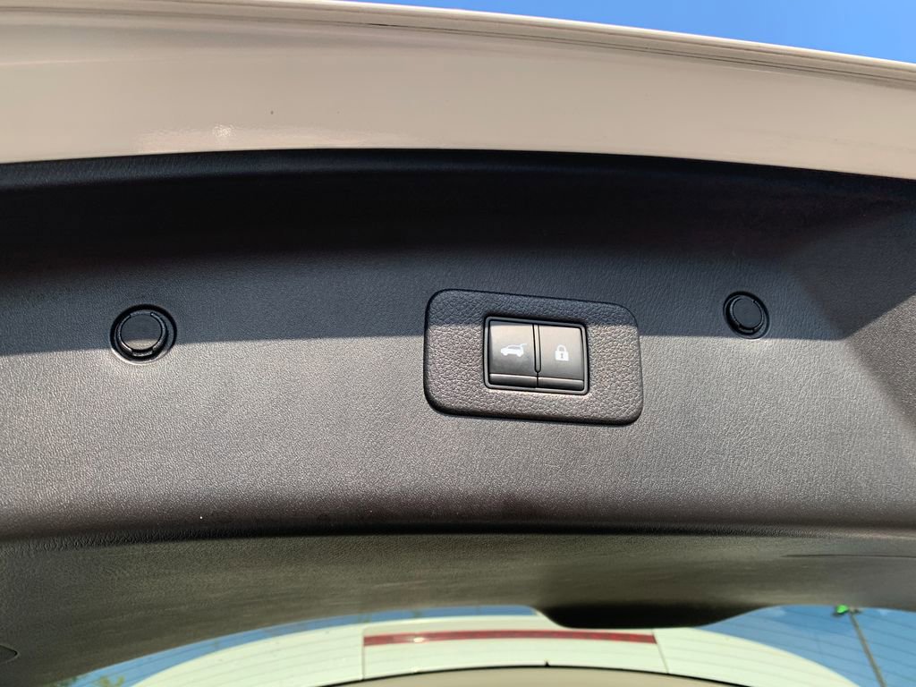 Used 2022 Nissan Armada SL w/ Captain's Chairs Package image 9