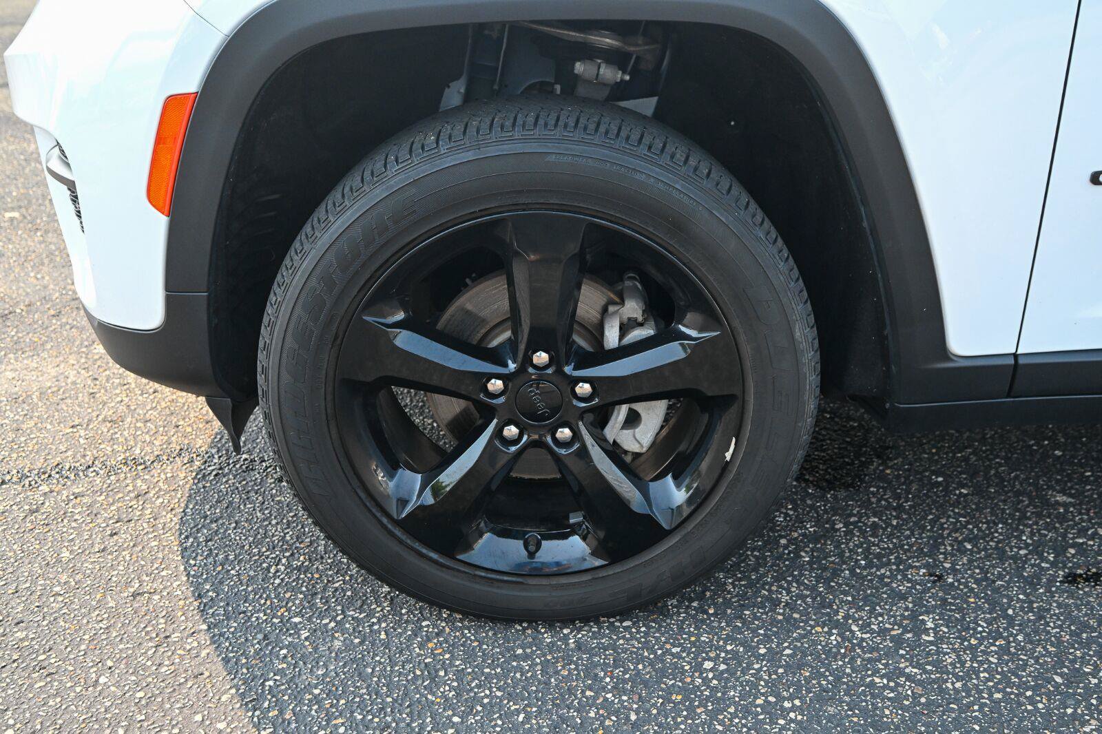 Used 2023 Jeep Grand Cherokee Altitude AWD/4WD image 12
