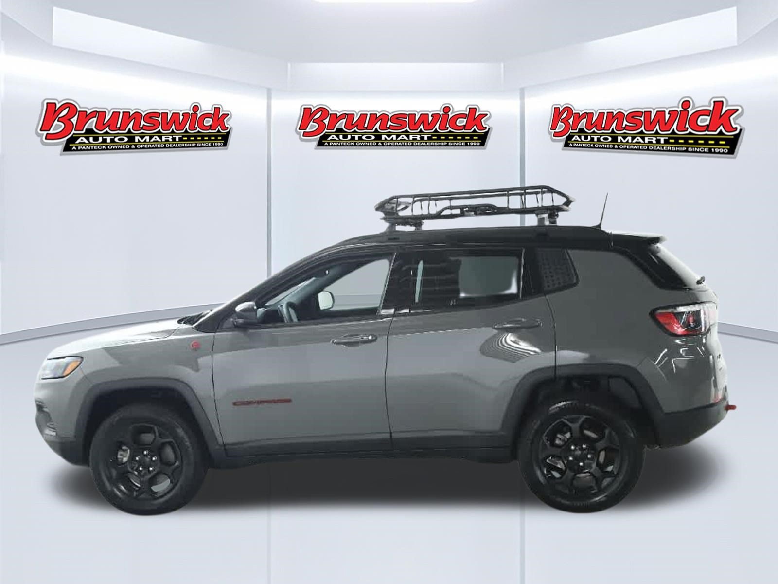 Used 2023 Jeep Compass Trailhawk w/ Trailhawk Convenience Group AWD/4WD image 37