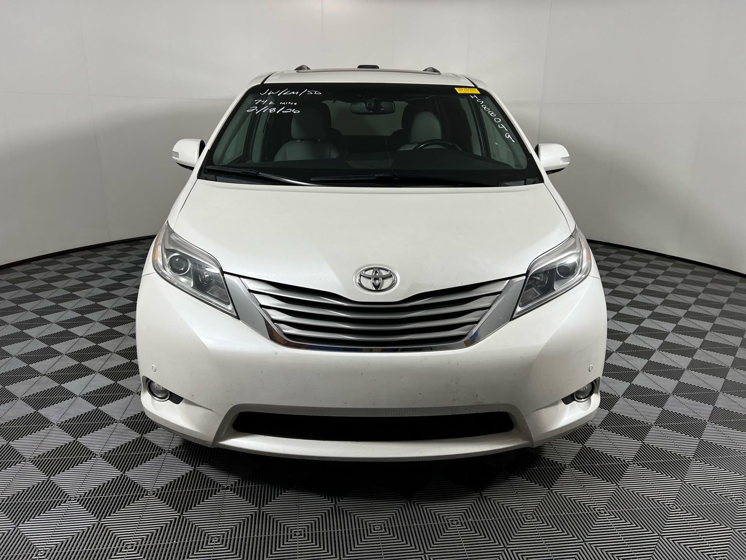 Used 2017 Toyota Sienna Limited Premium image 3
