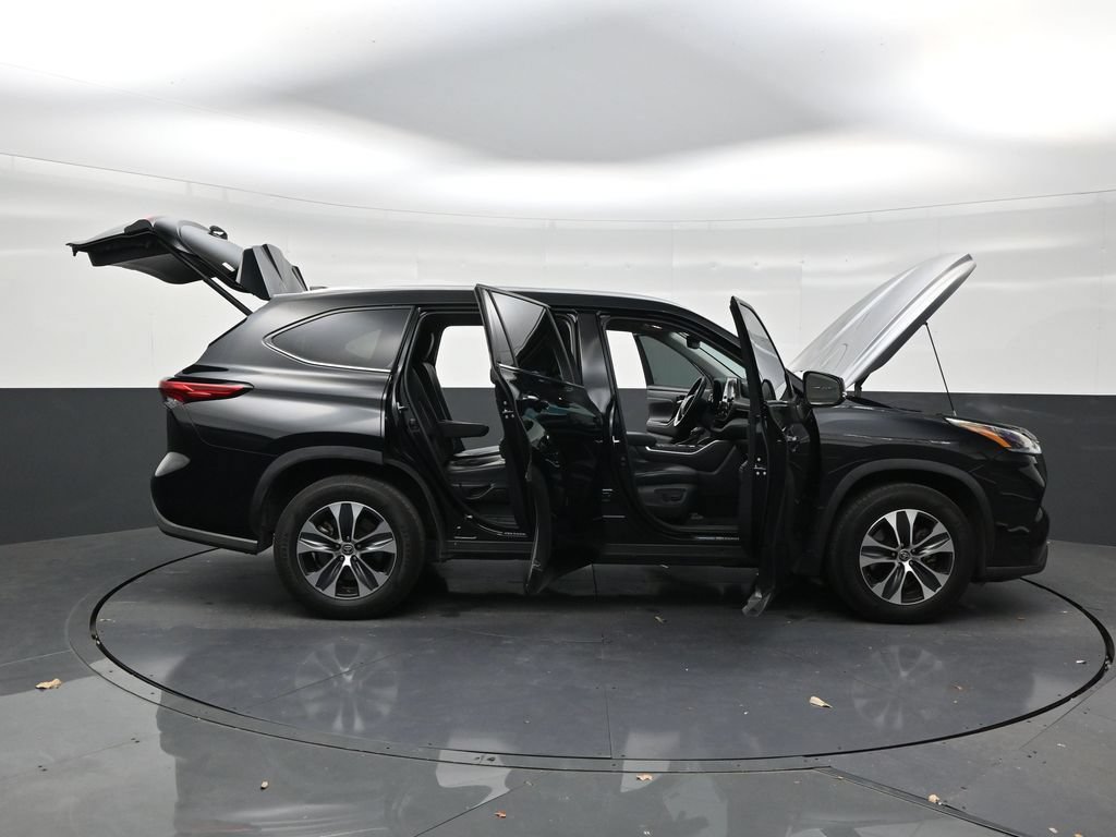 Used 2021 Toyota Highlander XLE FWD image 29
