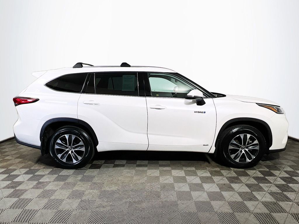 Certified 2020 Toyota Highlander XLE AWD/4WD image 9