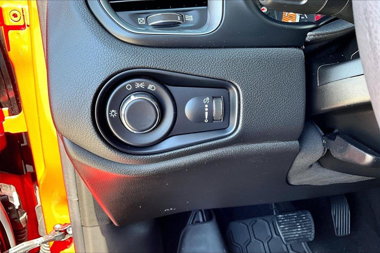 Used 2023 Jeep Renegade Latitude AWD/4WD image 36