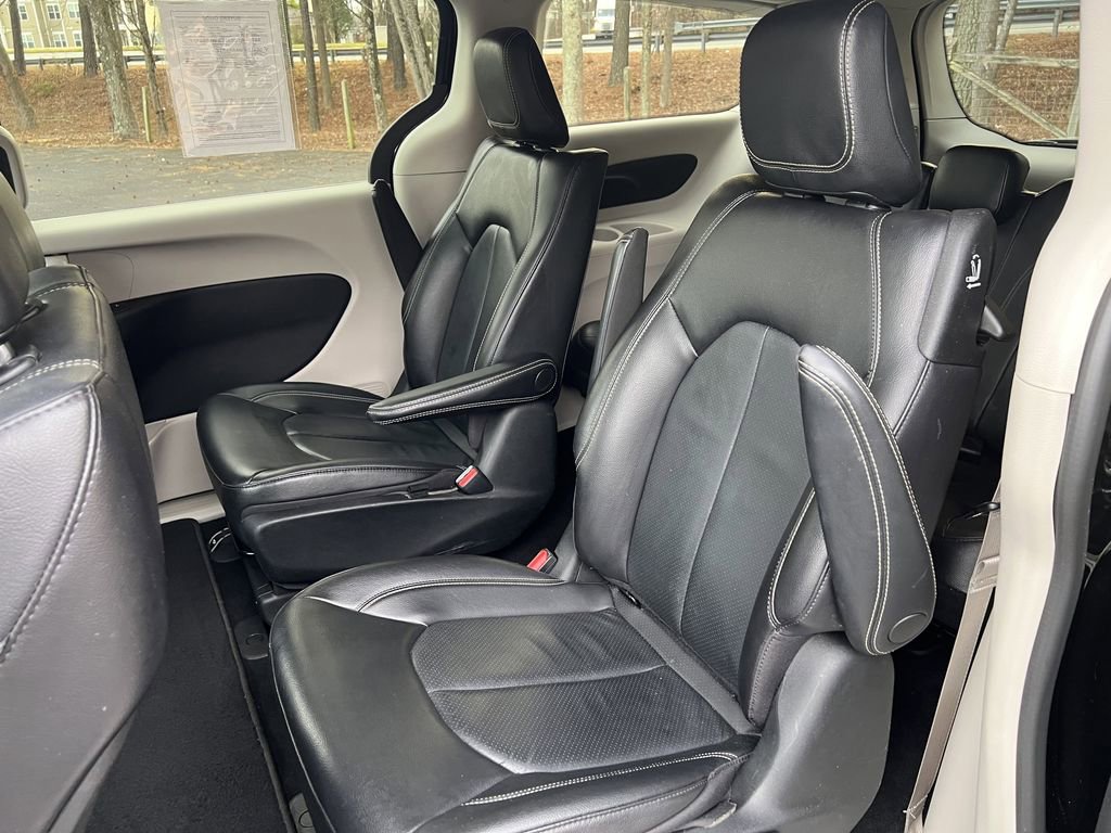 Used 2022 Chrysler Pacifica Touring-L image 20