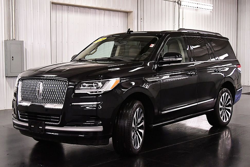 Used 2024 Lincoln Navigator Reserve image 3