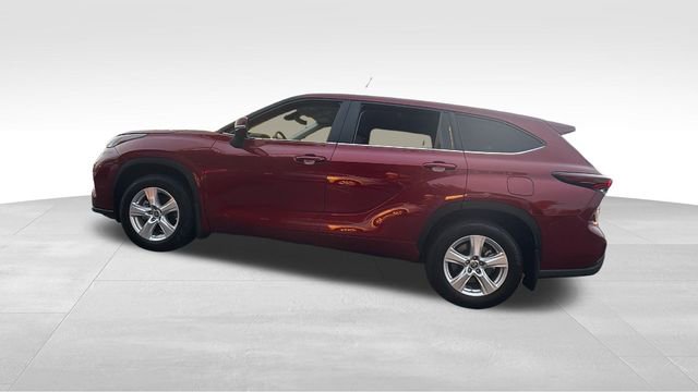 Used 2024 Toyota Highlander LE image 8