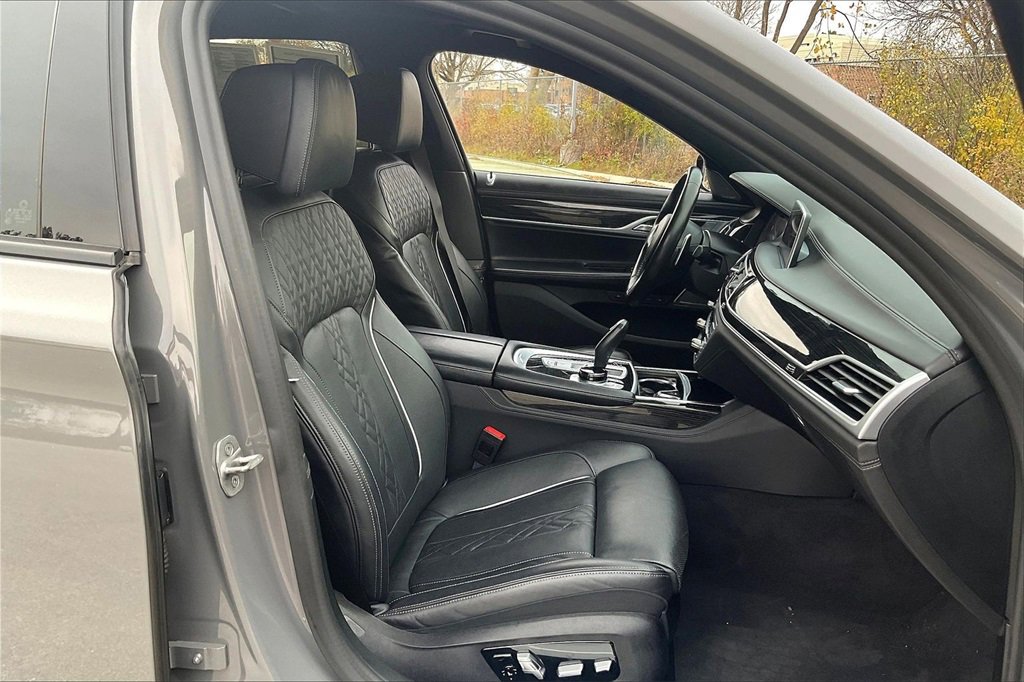 Used 2022 BMW 750i xDrive w/ Executive Package image 7