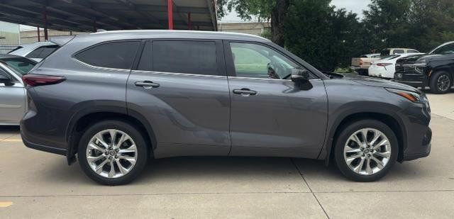 Used 2024 Toyota Highlander Limited AWD/4WD image 8