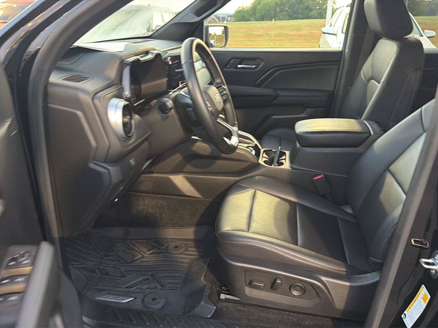 Used 2023 Chevrolet Colorado LT w/ LT Convenience Package III AWD/4WD image 10