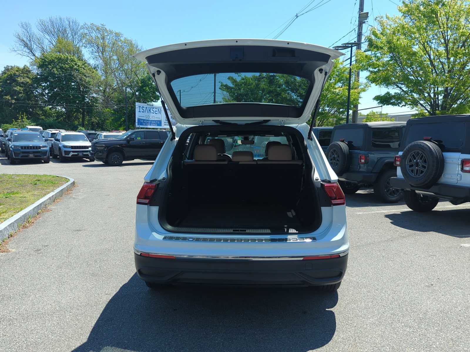 Used 2023 Volkswagen Tiguan SE AWD/4WD image 35