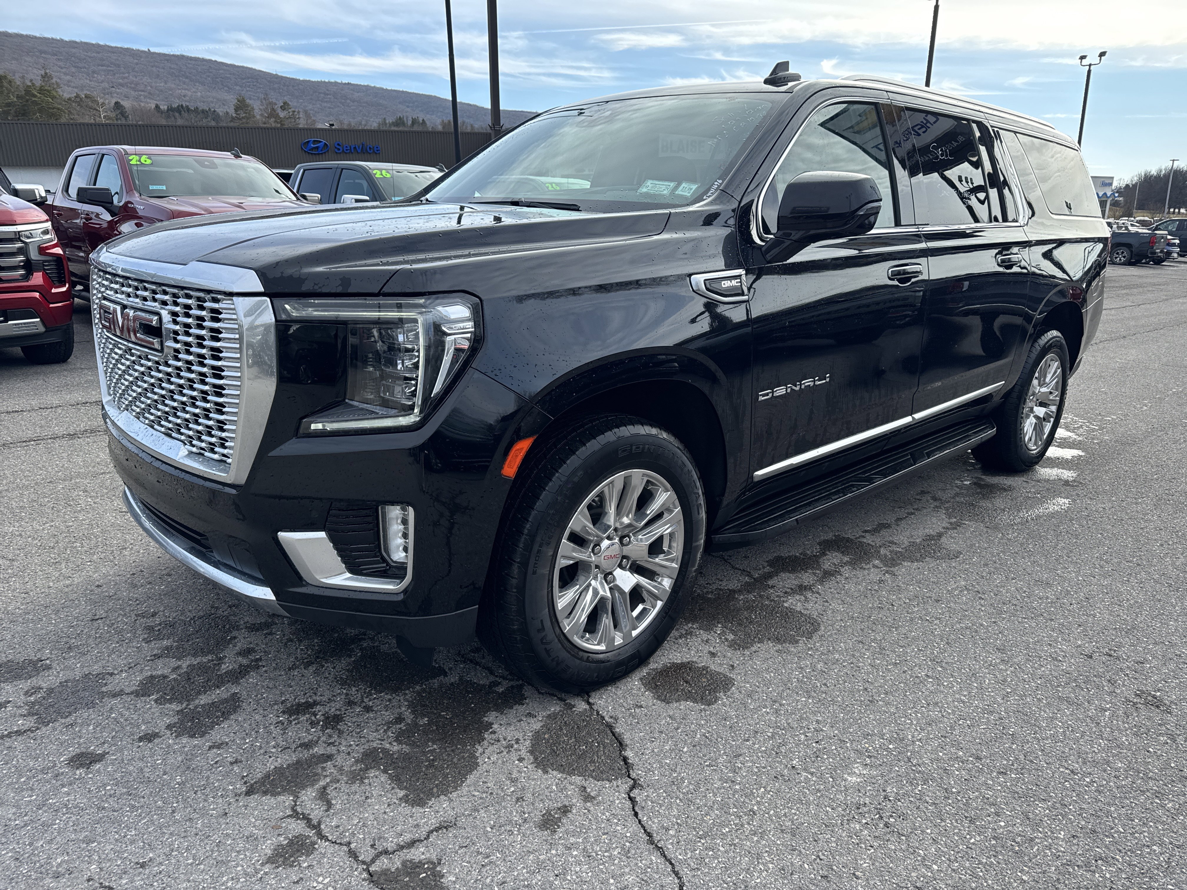 Used 2024 GMC Yukon XL Denali image 7