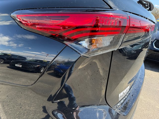 Used 2023 Toyota Highlander XLE AWD/4WD image 28