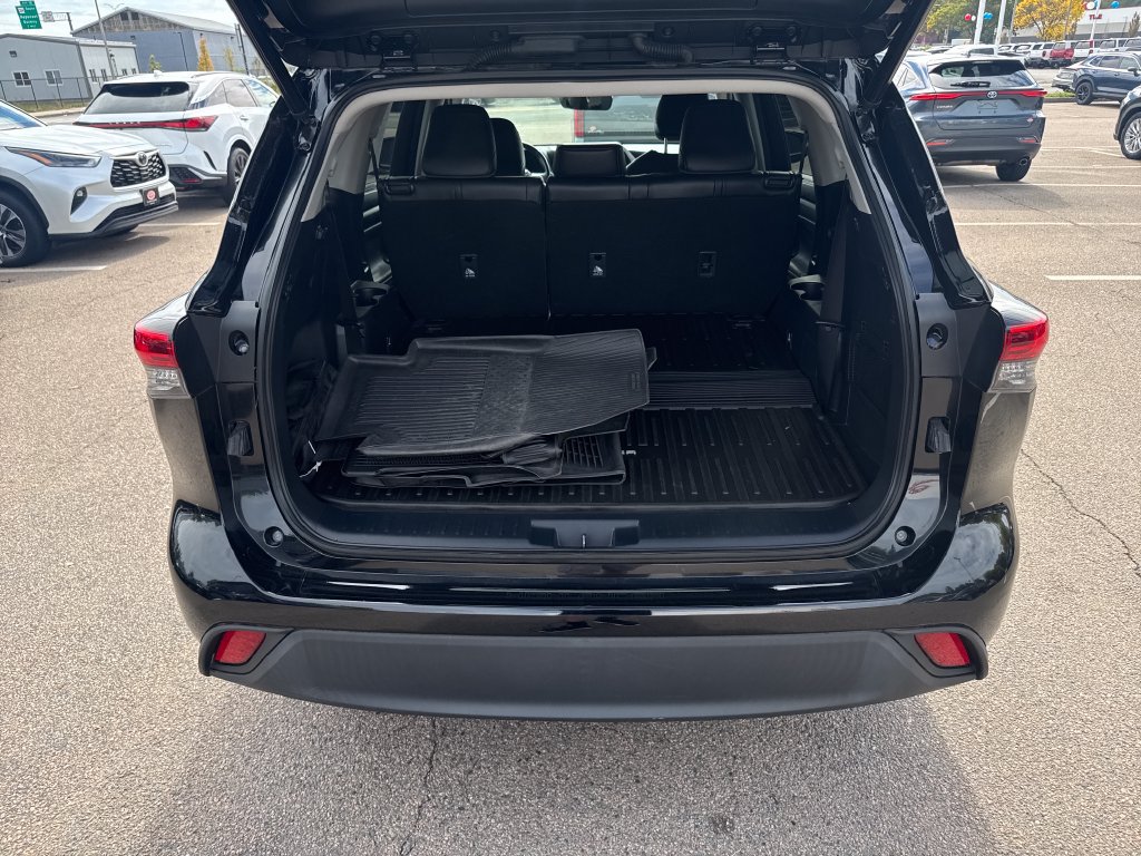 Used 2023 Toyota Highlander XLE AWD/4WD image 7
