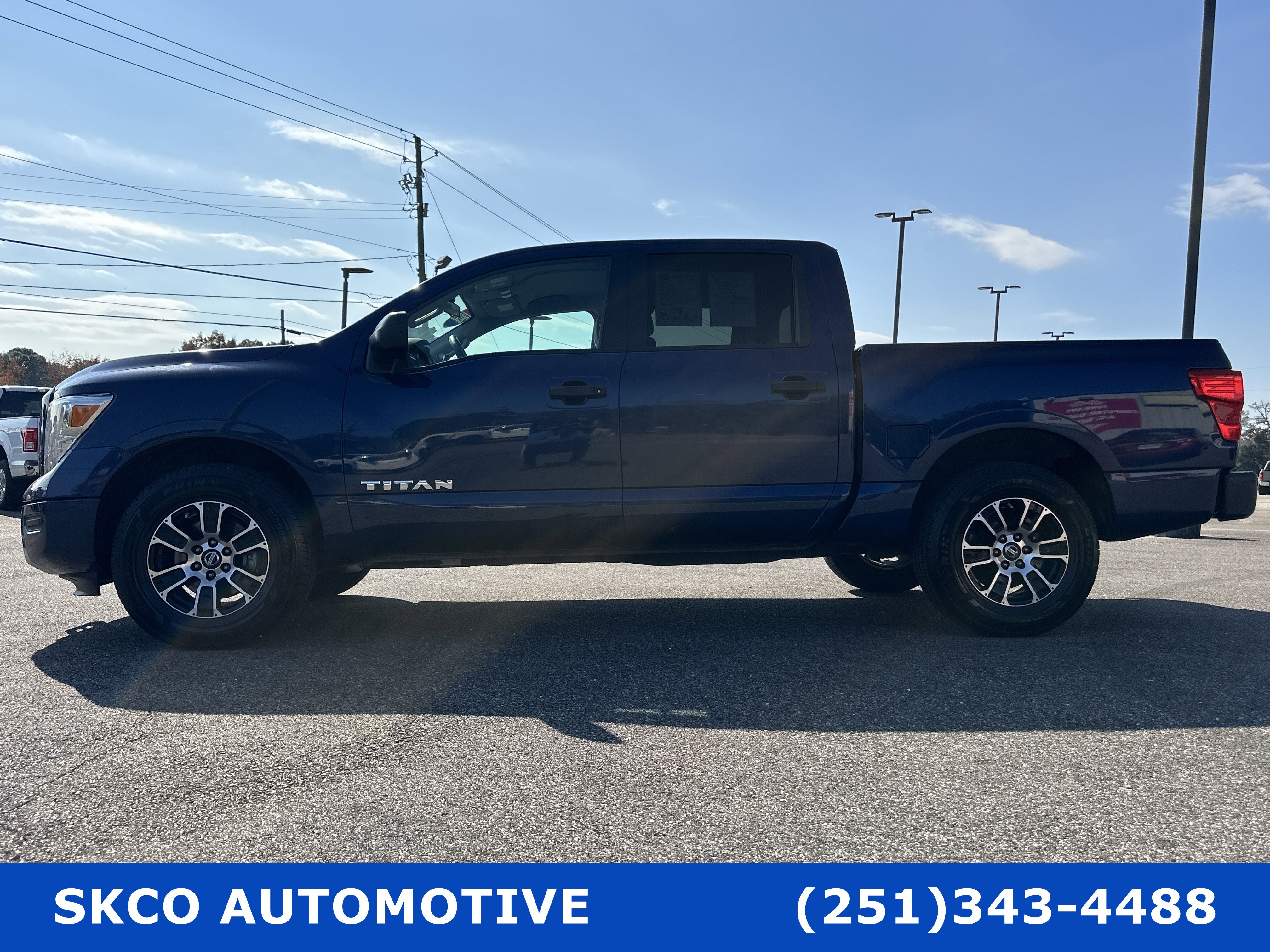 Used 2022 Nissan Titan SV image 2