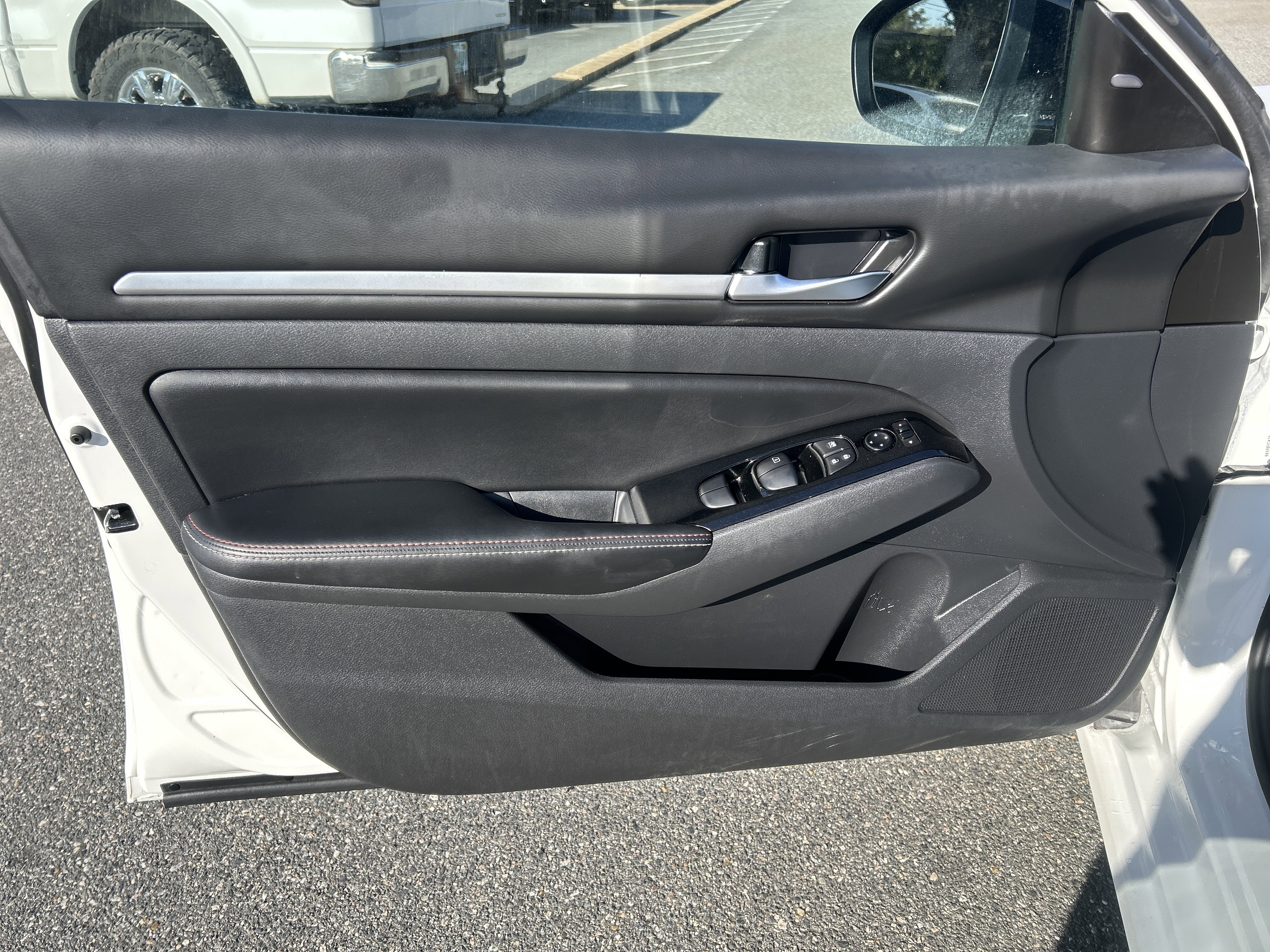 Used 2024 Nissan Altima 2.5 SR w/ SR Premium Package image 9