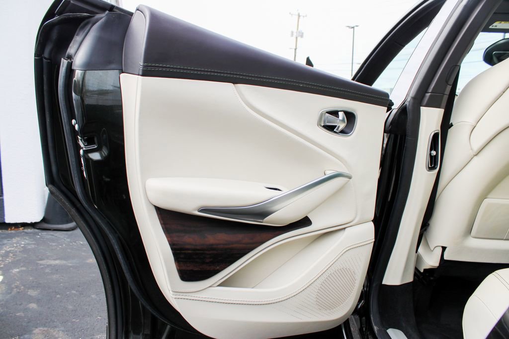 Used 2023 Aston Martin DBX image 18