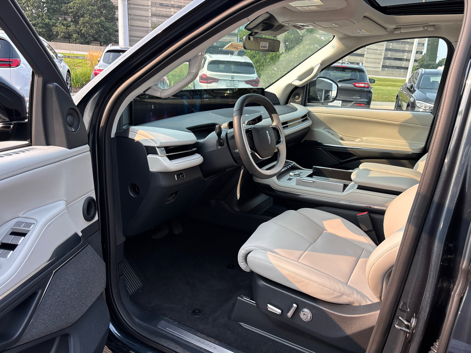 New 2026 Lincoln Navigator L Reserve AWD/4WD image 24