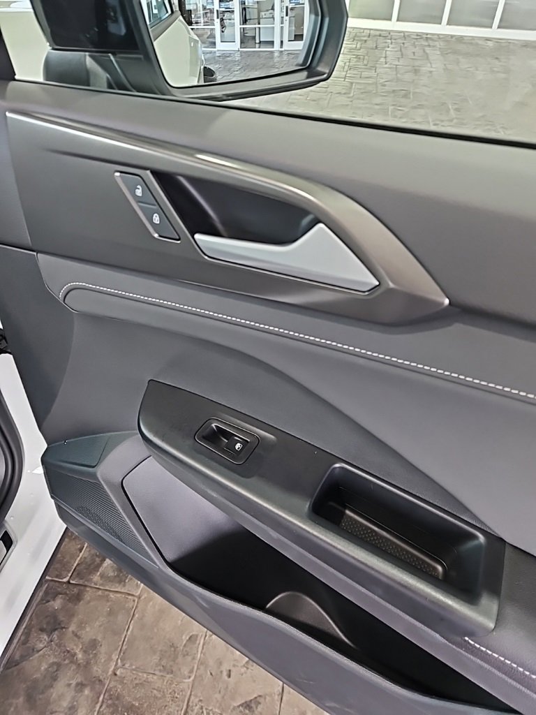 Used 2025 Volkswagen Taos SE image 12