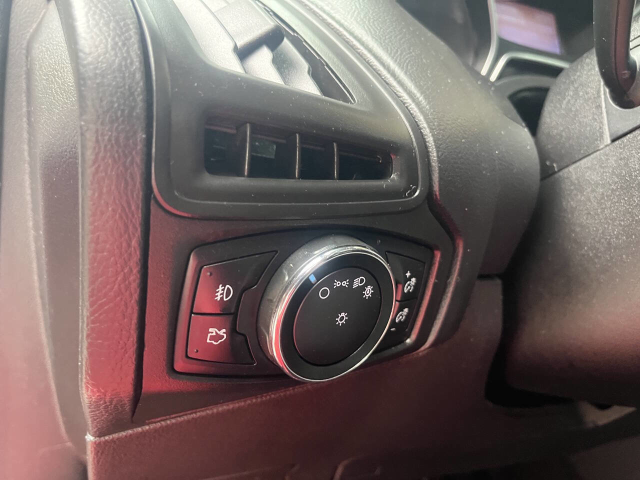 Used 2014 Ford Focus SE w/ SE Sport Package image 24