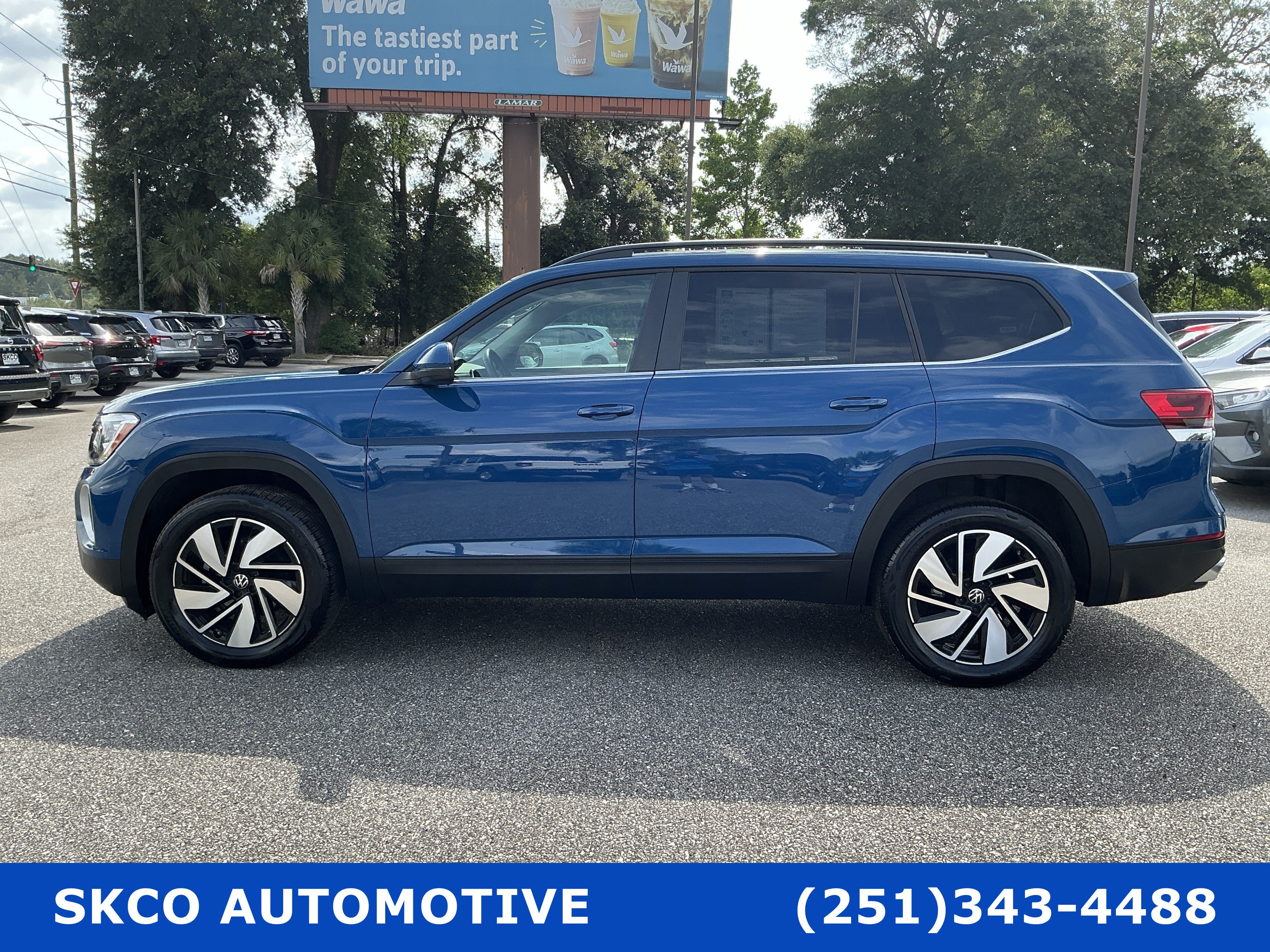 Used 2025 Volkswagen Atlas SE AWD/4WD image 2