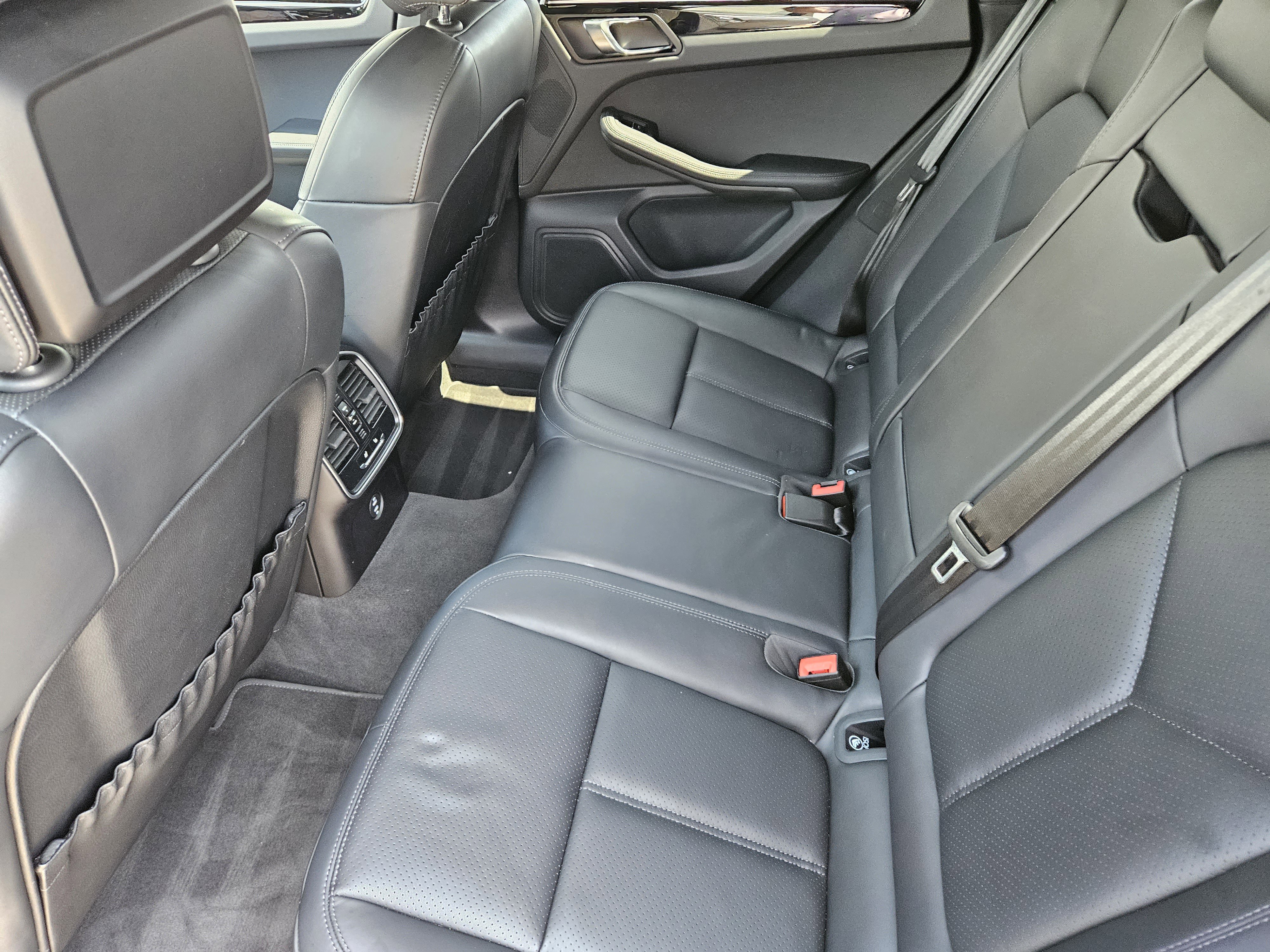 Certified 2023 Porsche Macan Turbo AWD/4WD image 28