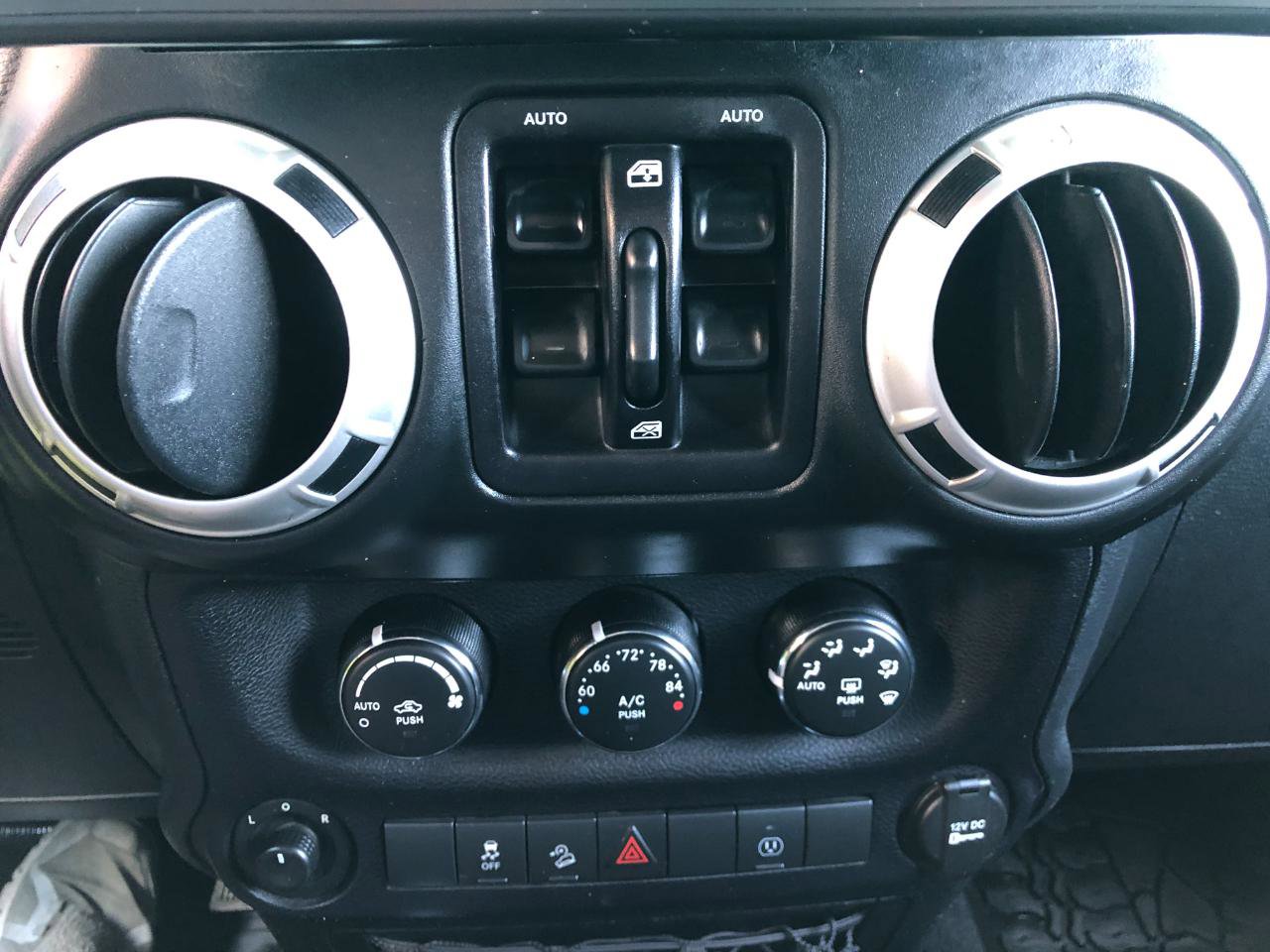 Used 2016 Jeep Wrangler Unlimited Rubicon image 39