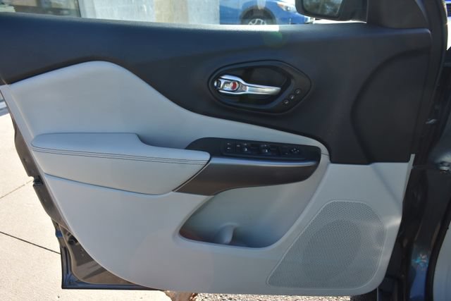 Used 2021 Jeep Cherokee Limited w/ Sun & Sound Group AWD/4WD image 18