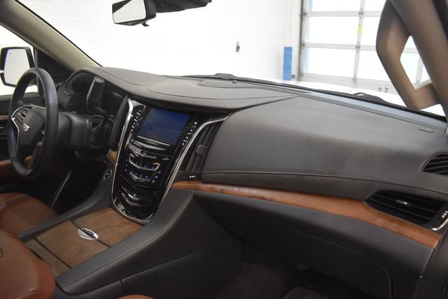 Used 2017 Cadillac Escalade ESV Premium Luxury AWD/4WD image 18