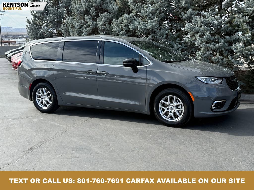 Used 2025 Chrysler Pacifica Select image 12