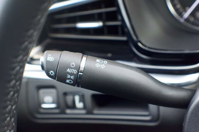 Used 2025 Cadillac XT6 Luxury image 24