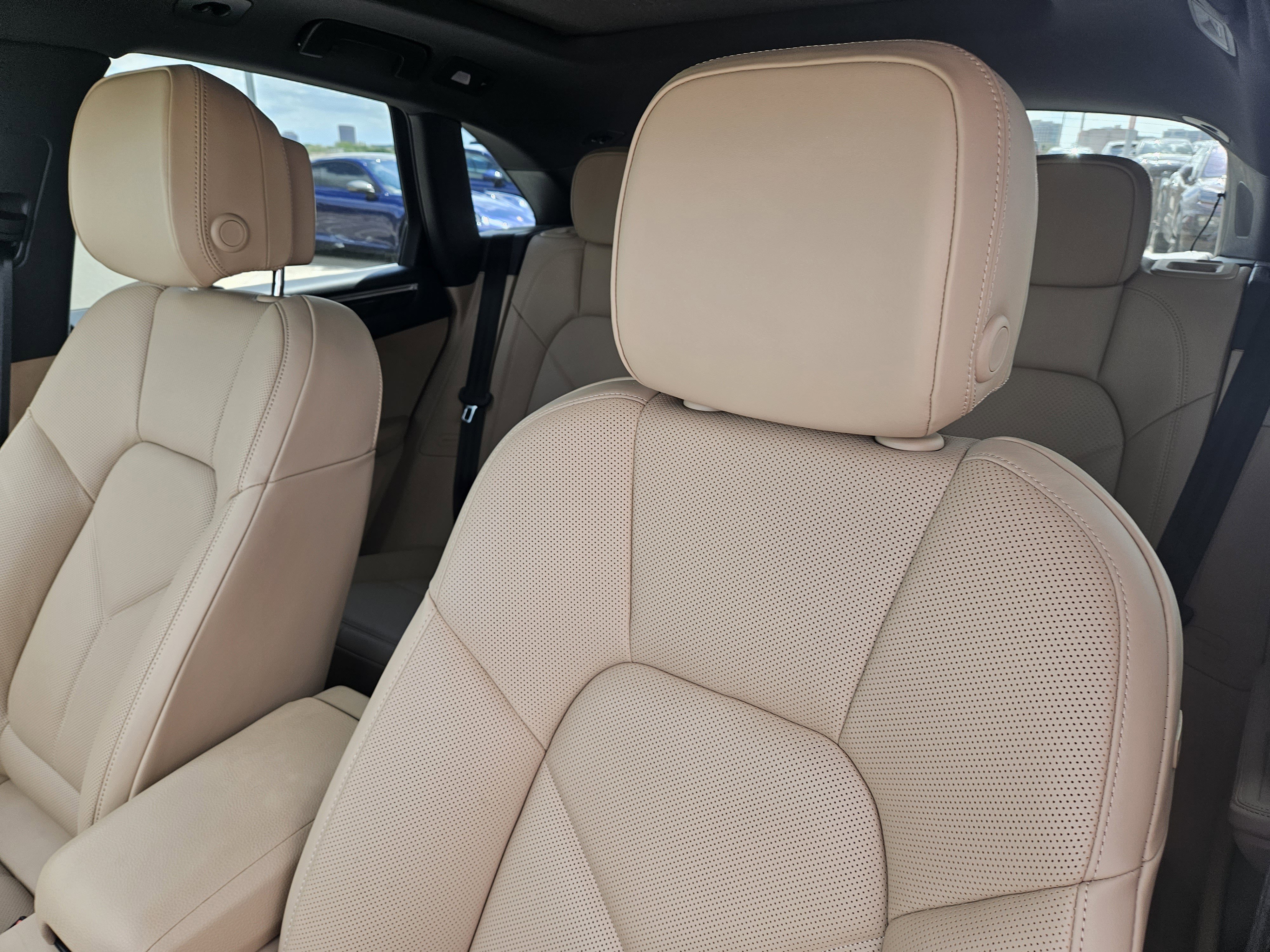 Certified 2025 Porsche Macan image 6