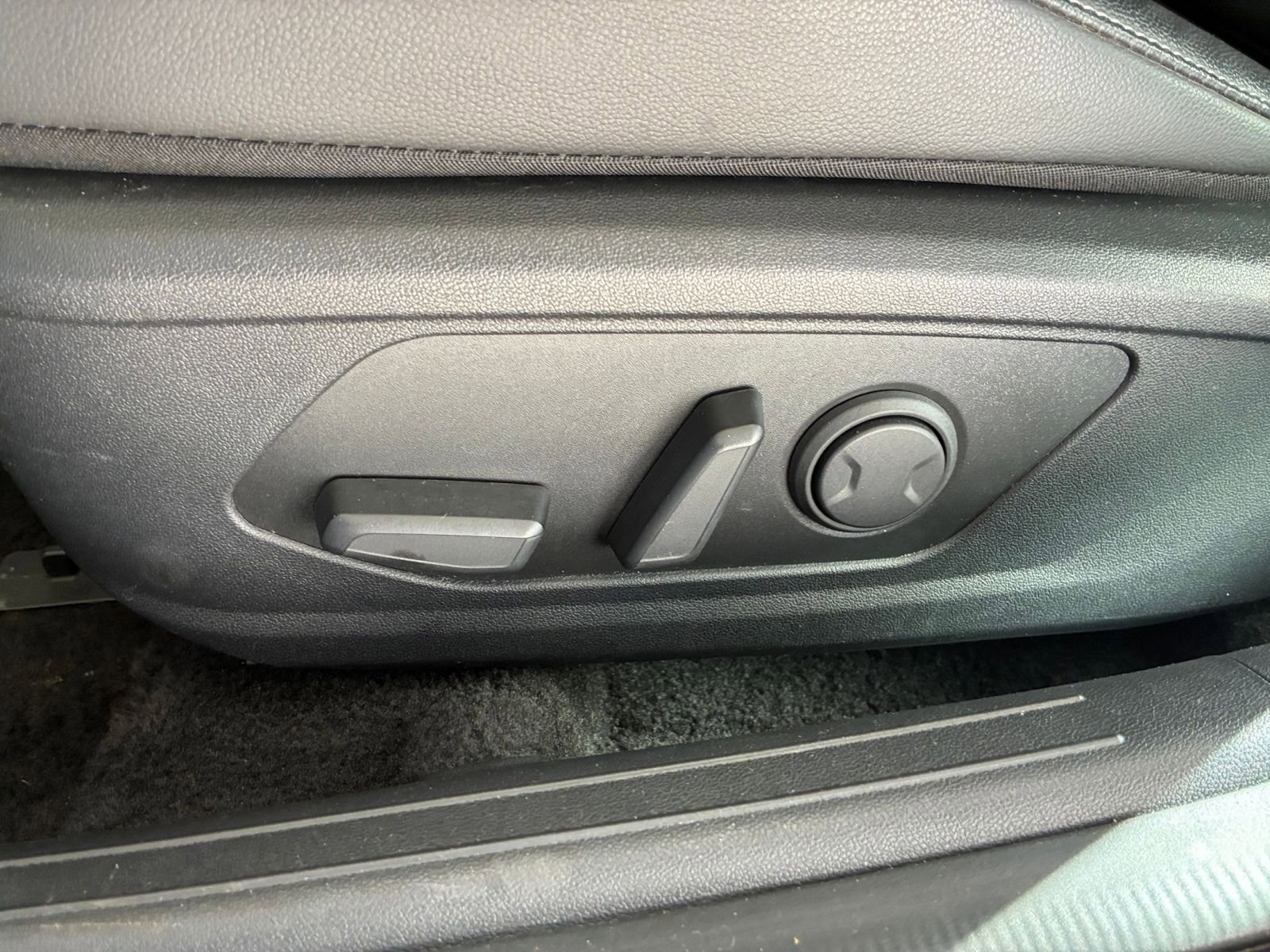 Used 2025 Hyundai Elantra Limited image 23