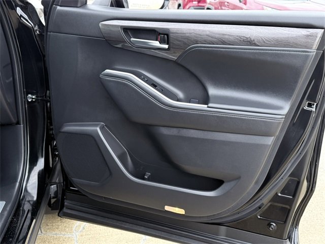 Certified 2025 Toyota Highlander Limited image 13
