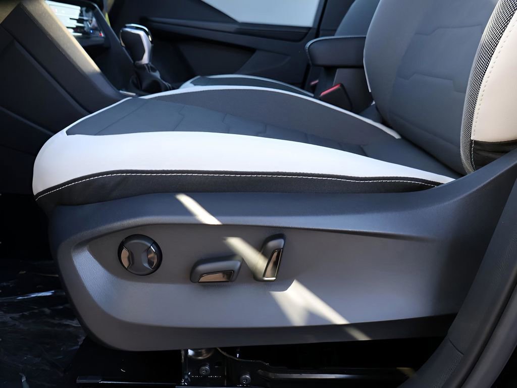 Used 2025 Volkswagen Taos SE image 40