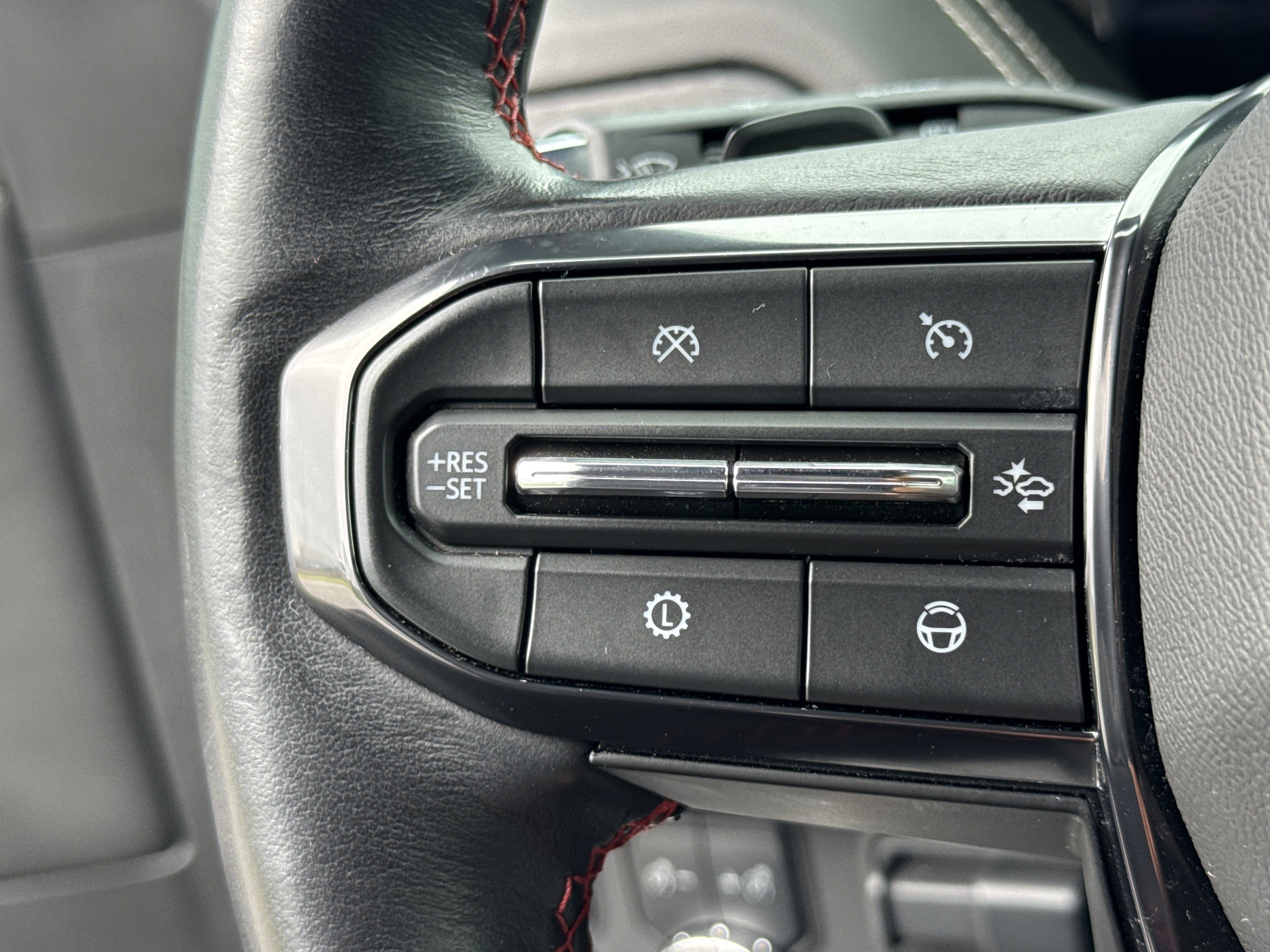 Used 2025 GMC Yukon AT4 Ultimate AWD/4WD image 21