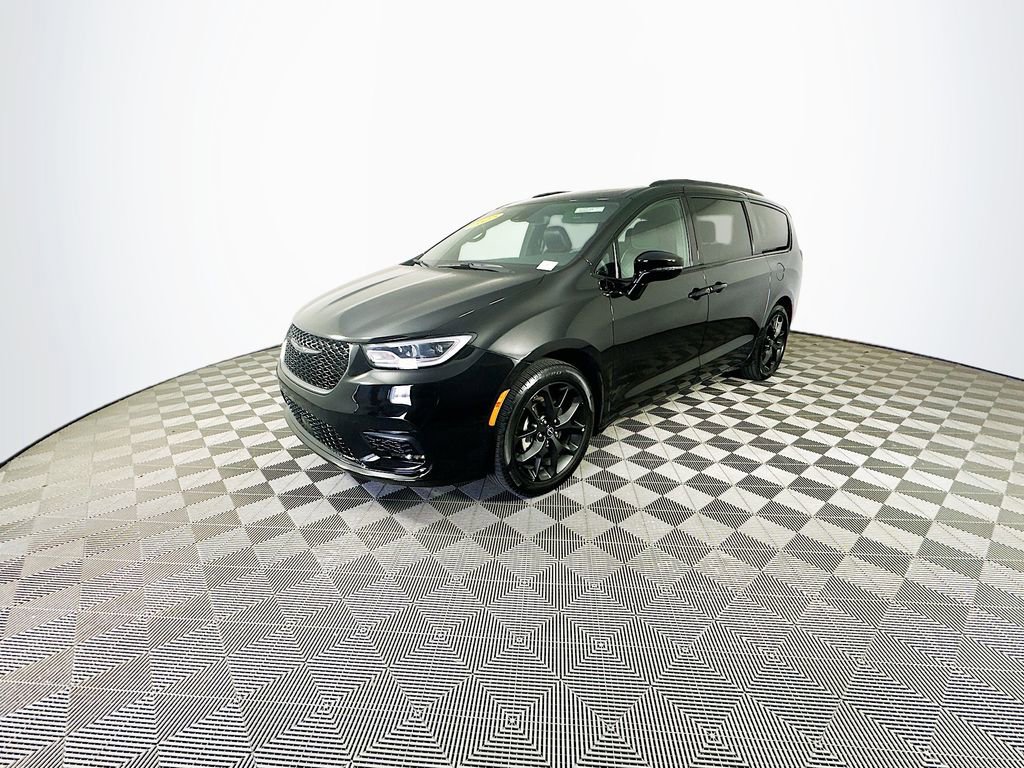 Certified 2025 Chrysler Pacifica Limited image 5