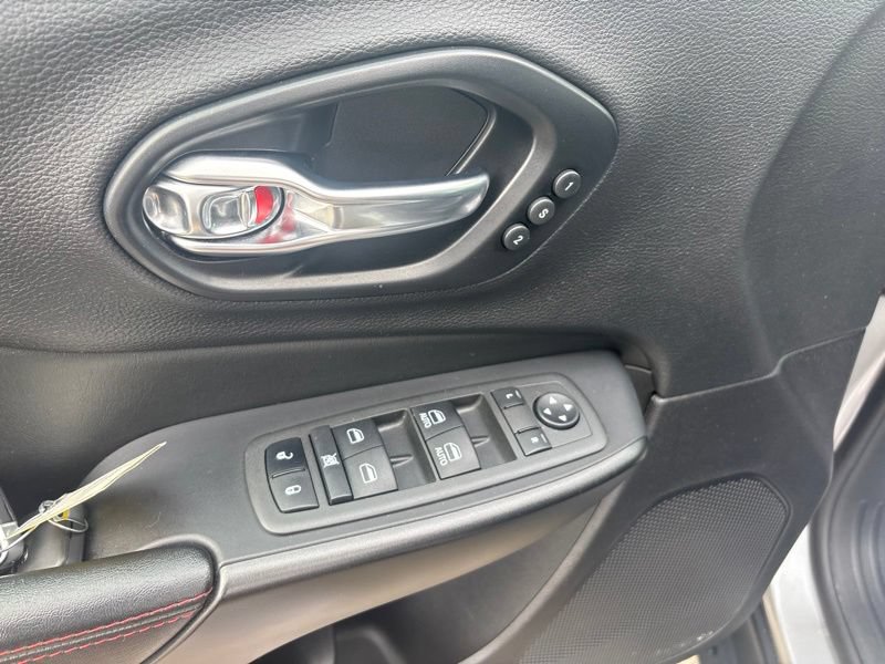 Used 2022 Jeep Cherokee Trailhawk w/ Premium Leather Package AWD/4WD image 27