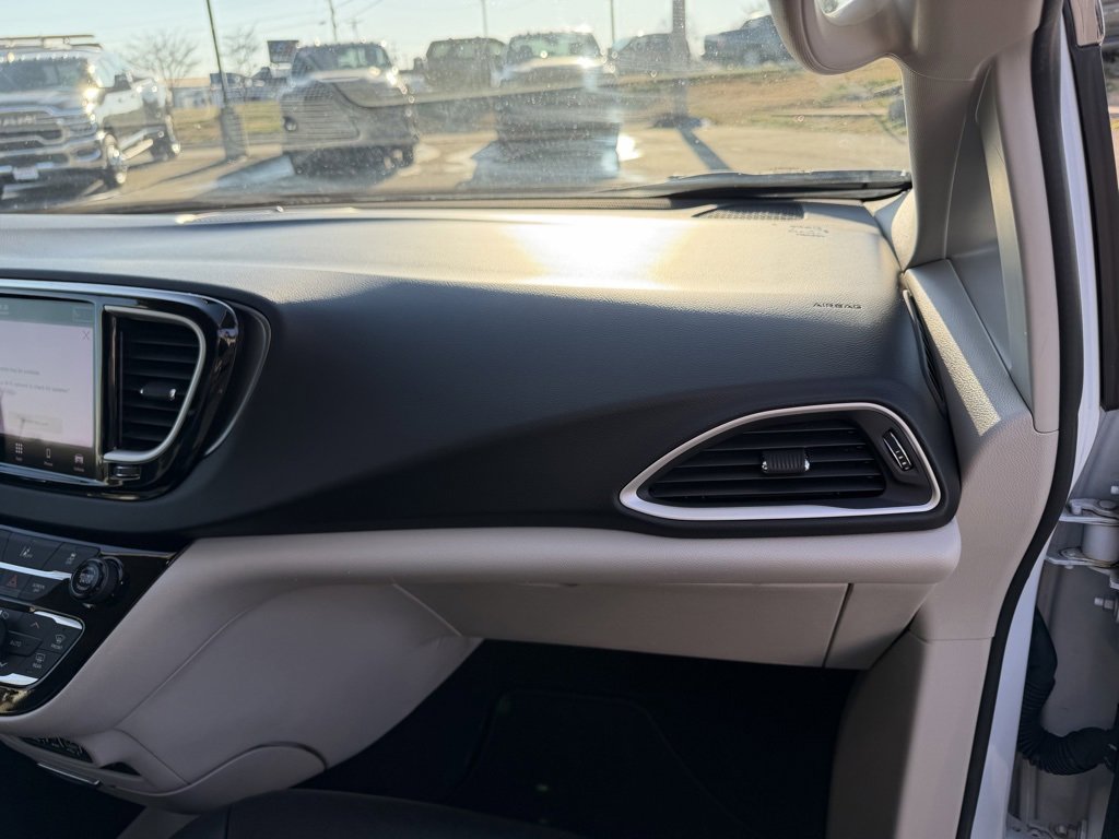 Used 2022 Chrysler Pacifica Touring-L image 32