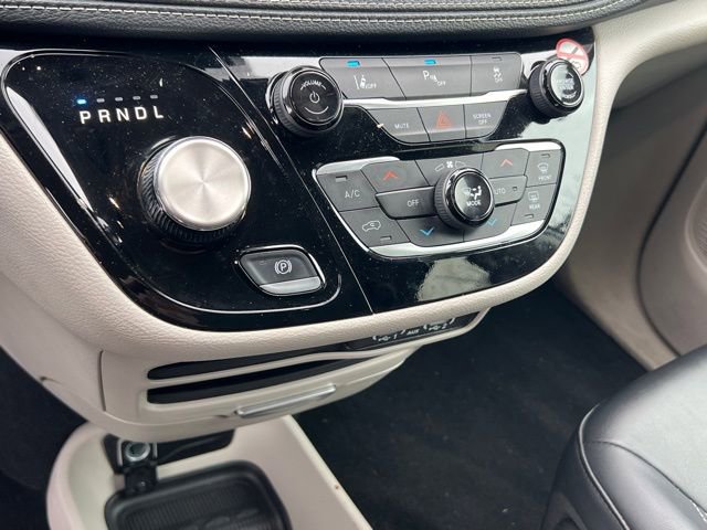Used 2024 Chrysler Pacifica Select image 23