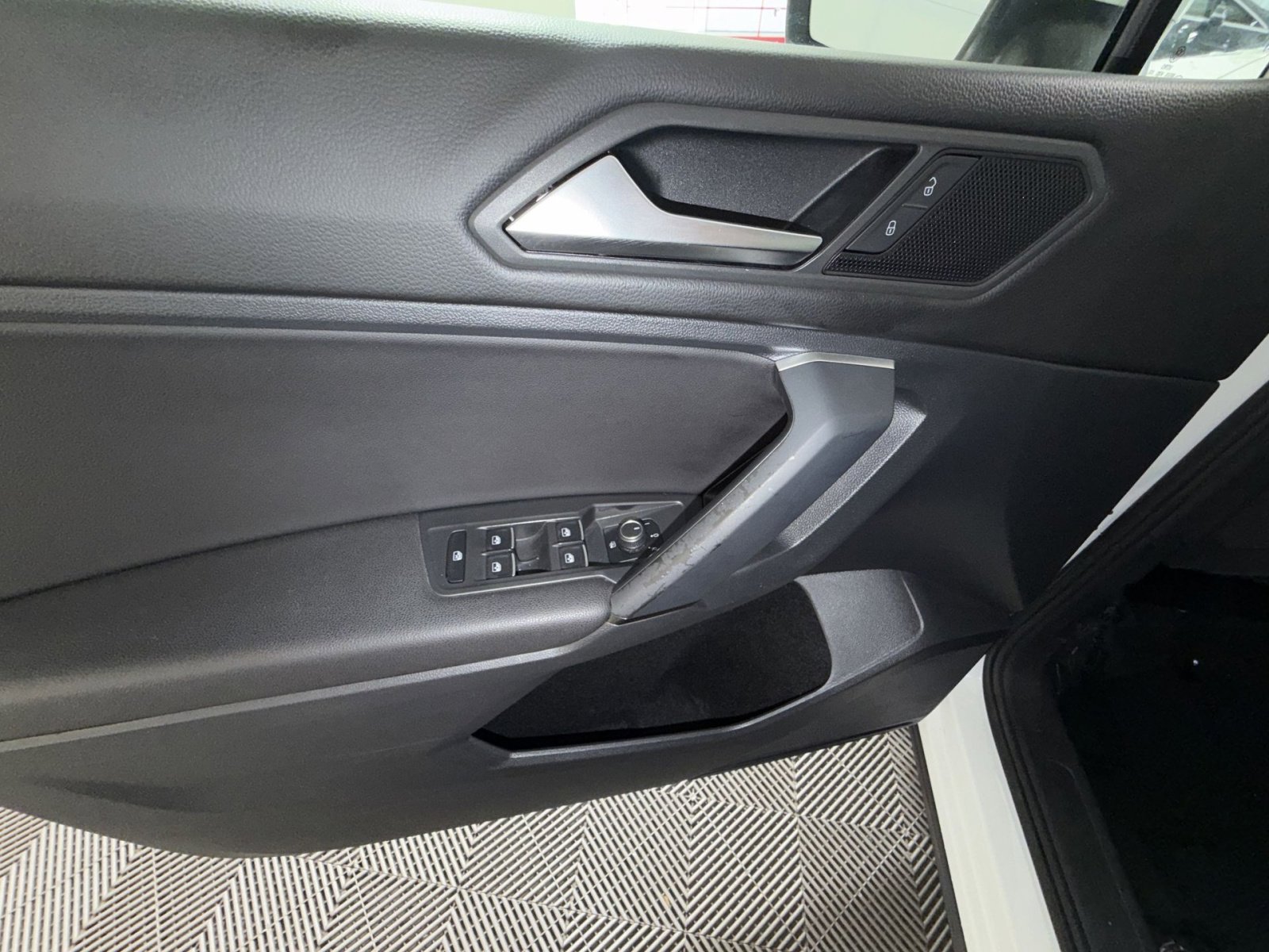 Used 2019 Volkswagen Tiguan SE w/ Panoramic Sunroof Package image 15