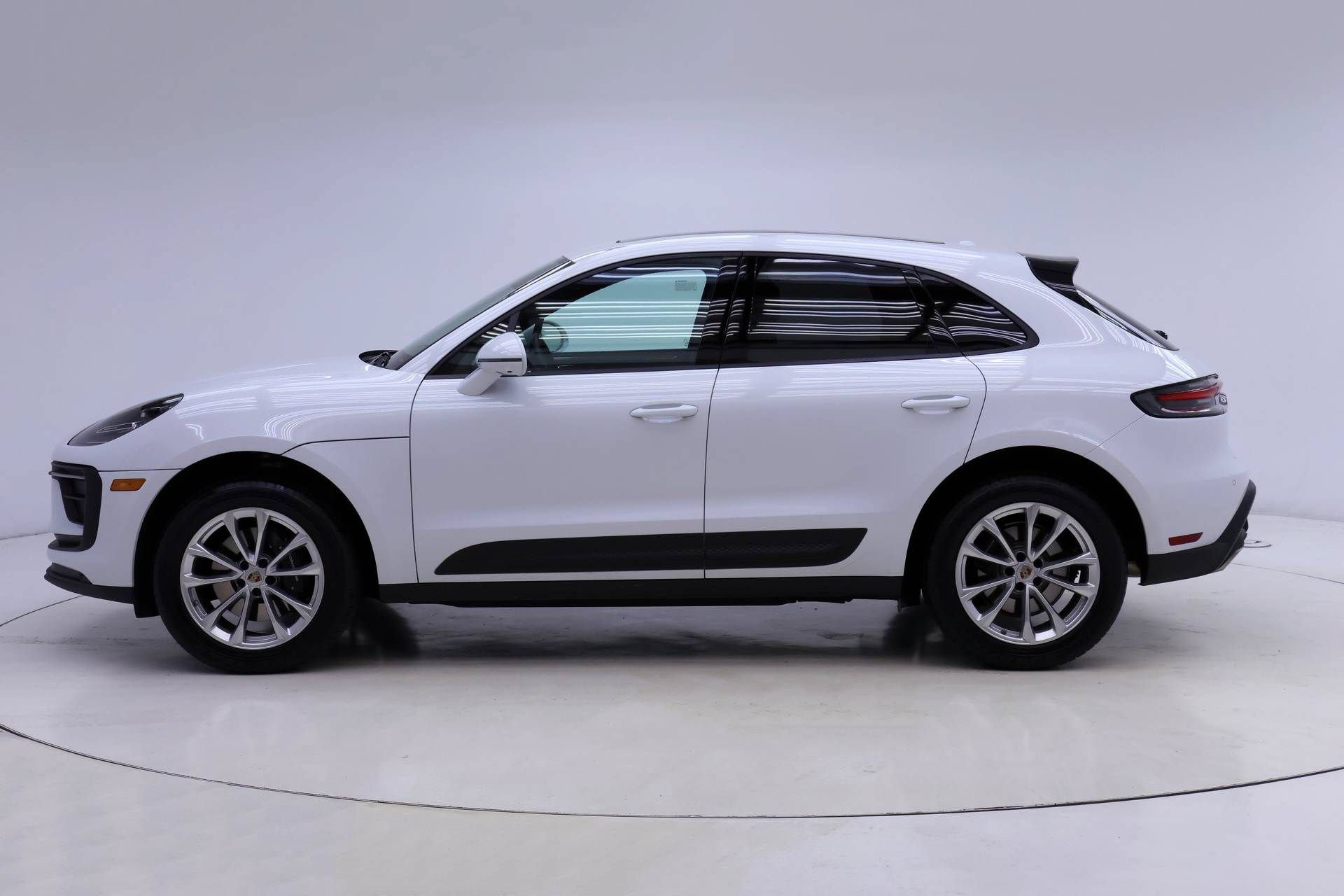 Used 2025 Porsche Macan AWD/4WD image 2