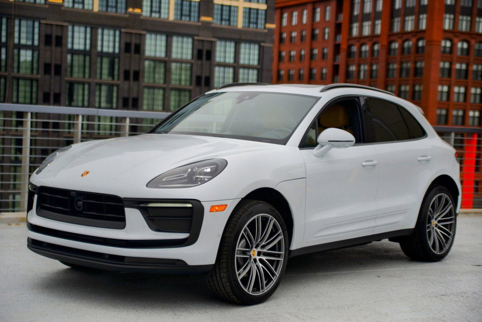 Used 2025 Porsche Macan image 1