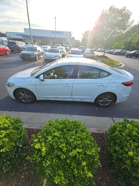 Used 2017 Hyundai Elantra SE FWD image 1
