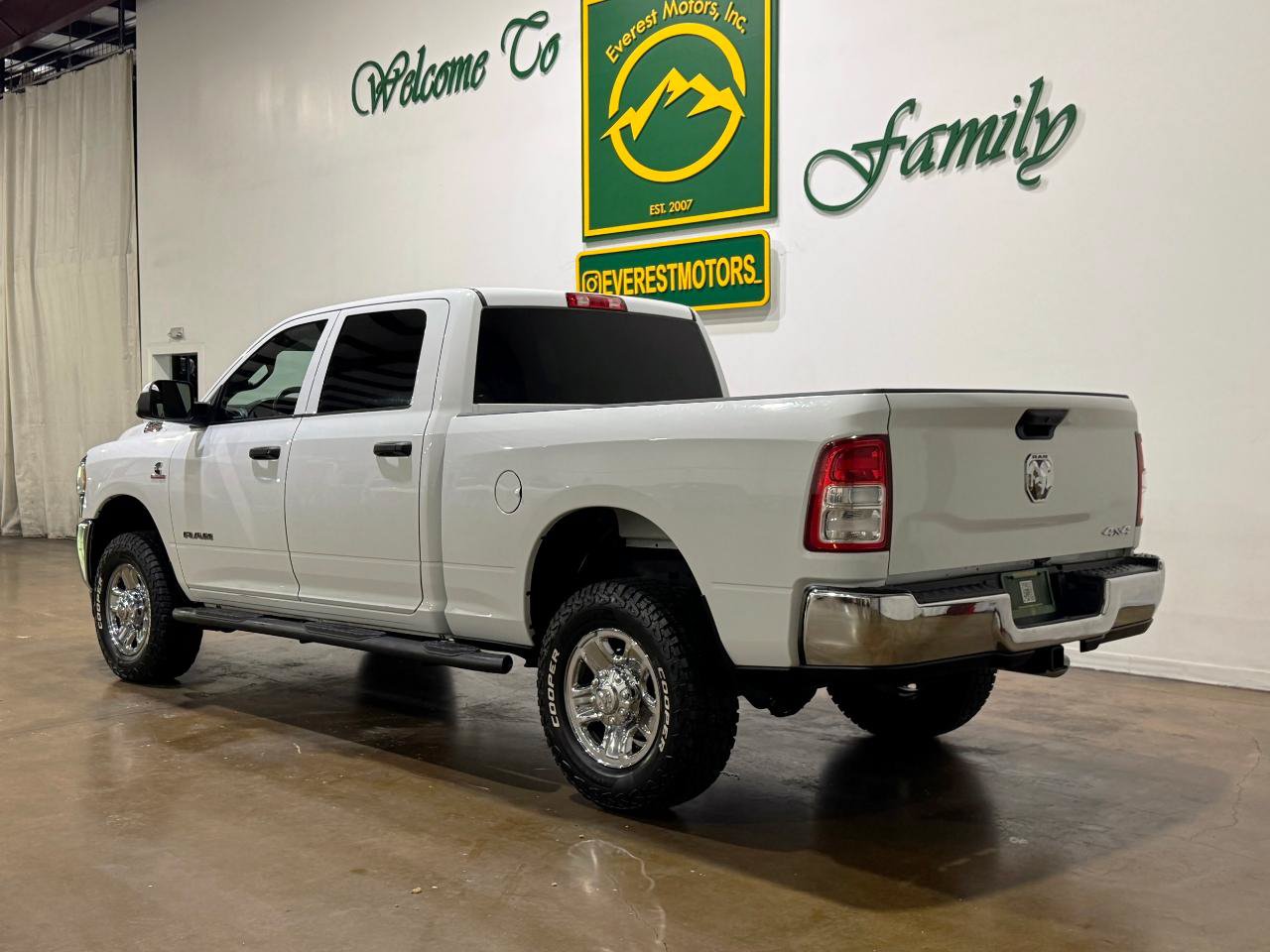 Used 2022 RAM 2500 Tradesman w/ Chrome Appearance Group AWD/4WD image 6