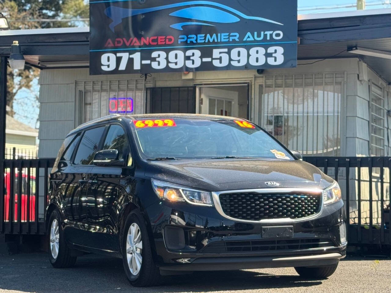 Used 2016 Kia Sedona LX w/ LX Convenience Package FWD image 1