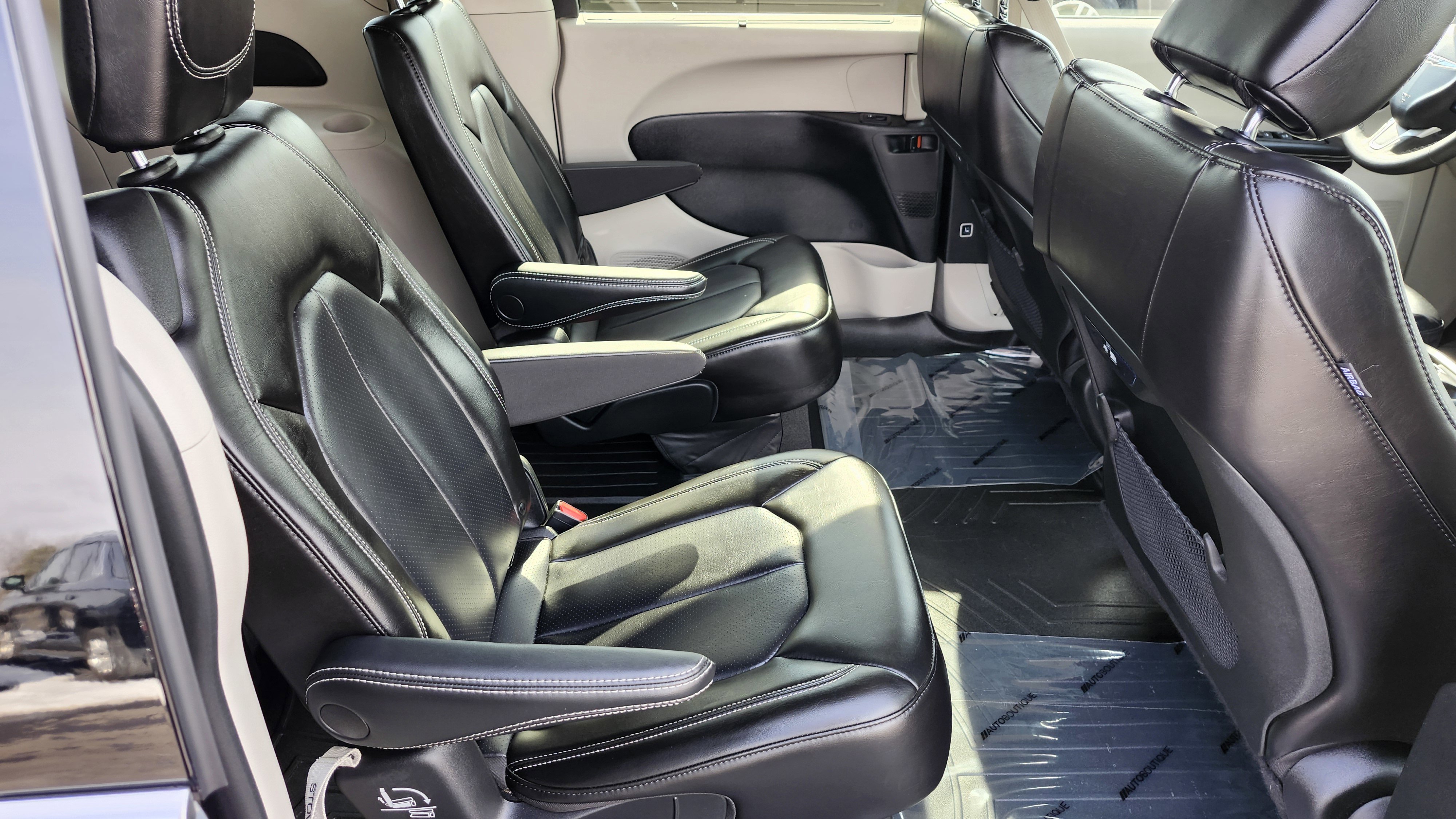 Used 2023 Chrysler Pacifica Touring-L image 19